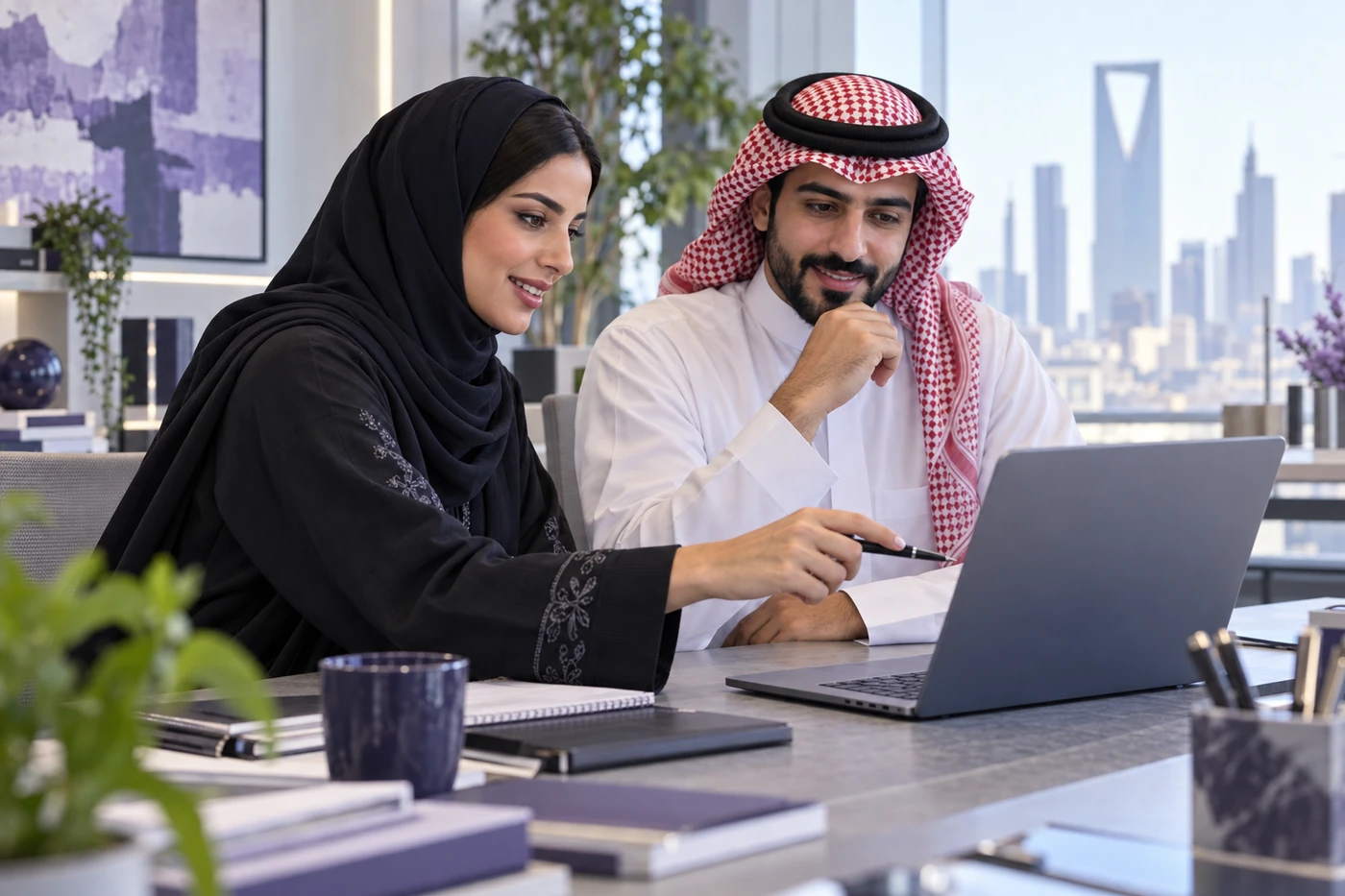 مشهد توضيحي لاستشارة أعمال في مكتب حديث